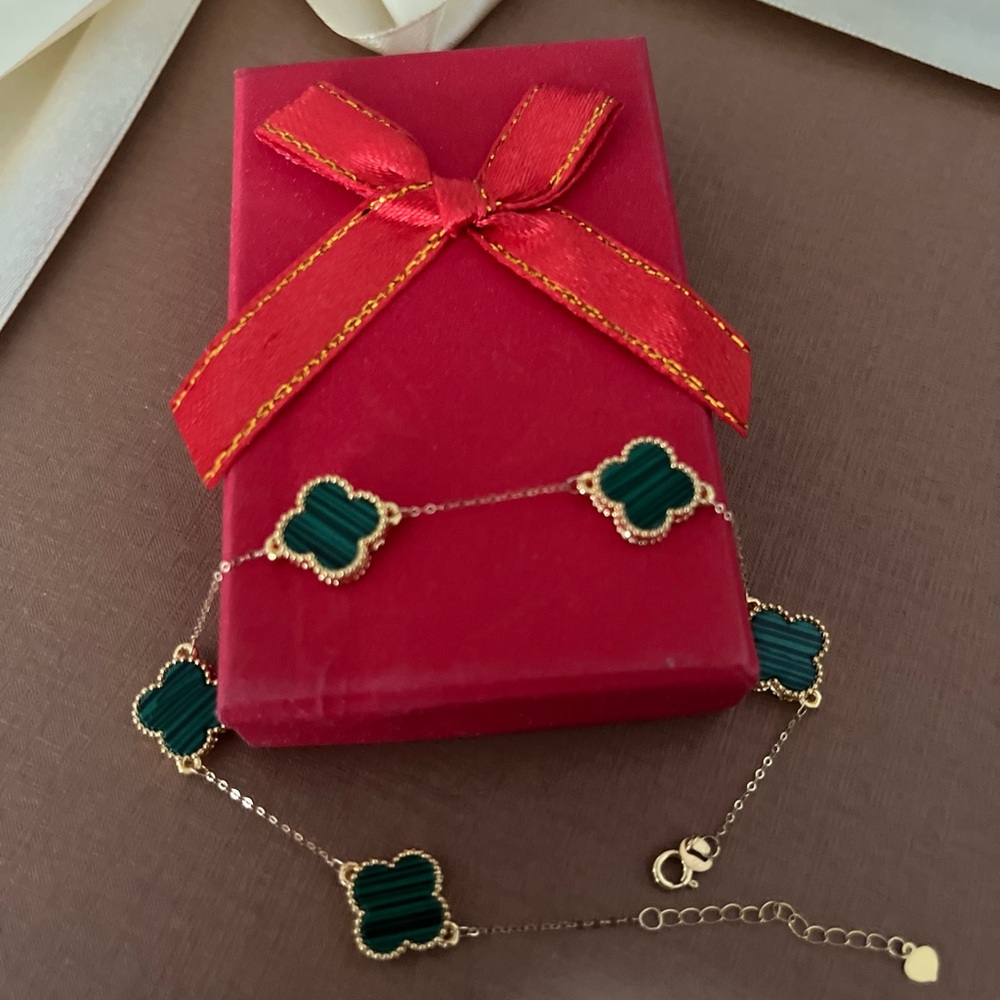 Elegant Gold and Green Clover Bracelet